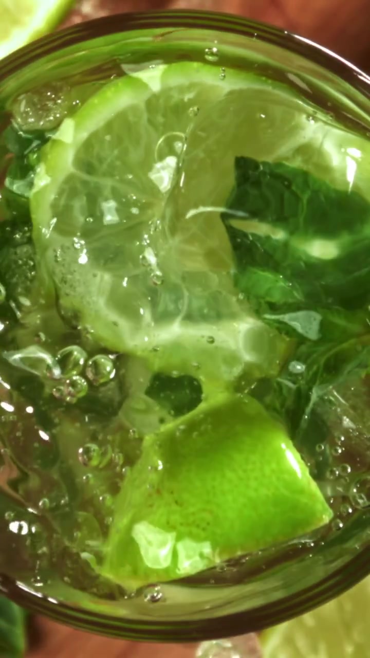 Virkistävä Mojito-juoma limellä ja mintulla hidastettuna
