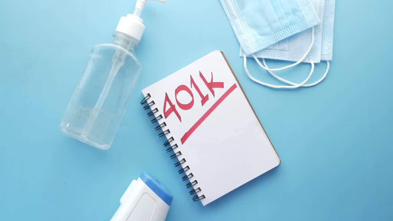 손 소독제, 얼굴 마스크, 온도계, 401k 지폐