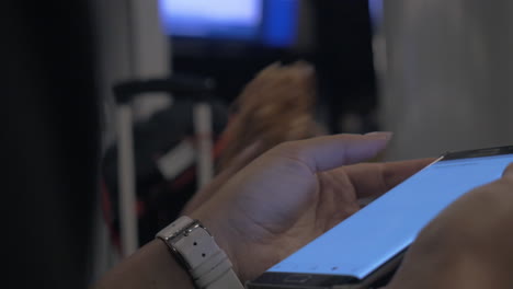 Vista-De-Cerca-De-La-Mano-De-Una-Mujer-Con-Un-Teléfono-Inteligente-Desplazándose-Por-Redes-Con-Fotos-Amsterdam,-Países-Bajos