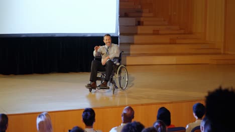 Geschäftsmann-Spricht-Auf-Der-Bühne-Im-Auditorium-4k