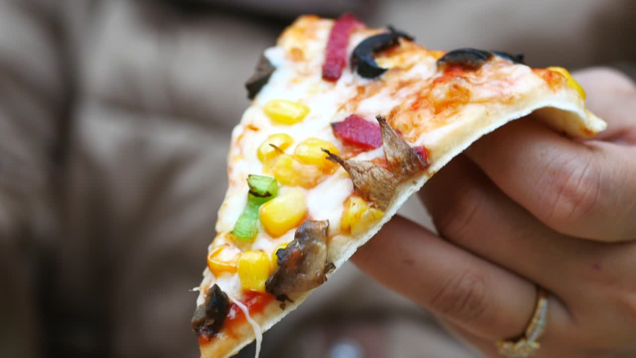 손에 피자 조각