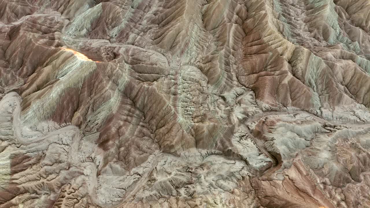 rayos de sol tocando carrizo badlands en el parque estatal del desierto de anza borrego