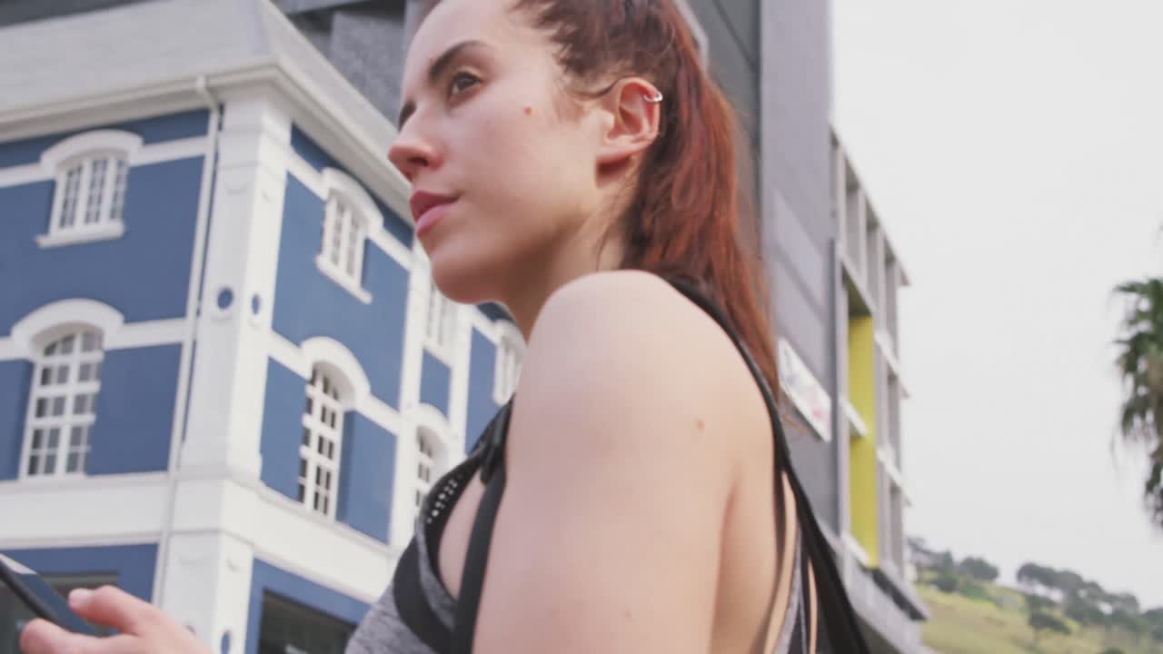 mujer caucásica con su teléfono