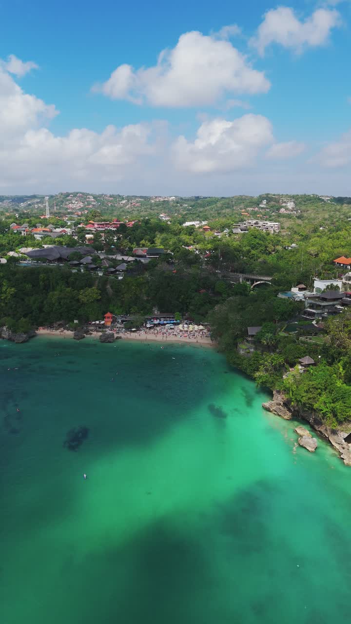 Vista aerea verticale della famosa spiaggia di sabbia bianca di Padang Padang a Uluwatu, Bali