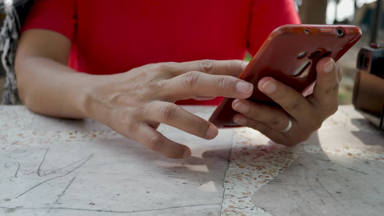 mujer que usa el teléfono inteligente