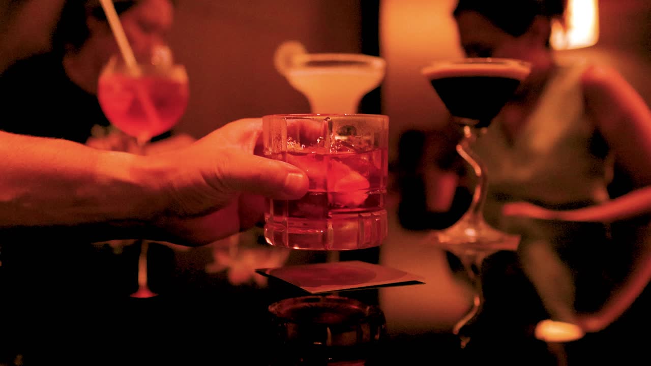 amici che si godono un drink in un bar elegante