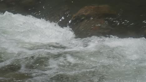 Cerca-De-Rápidos-De-Agua-Que-Fluyen-Sobre-Rocas-Submarinas,-Cámara-Lenta