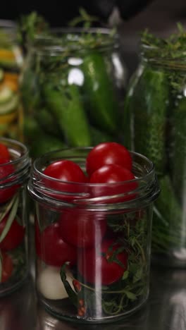 tomates en vinagre y verduras en frascos de vidrio