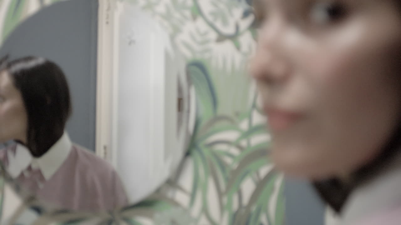 그녀의 화장실에서 옷을 입고 거울에 자신을보고 아름다운 라티 나 소녀