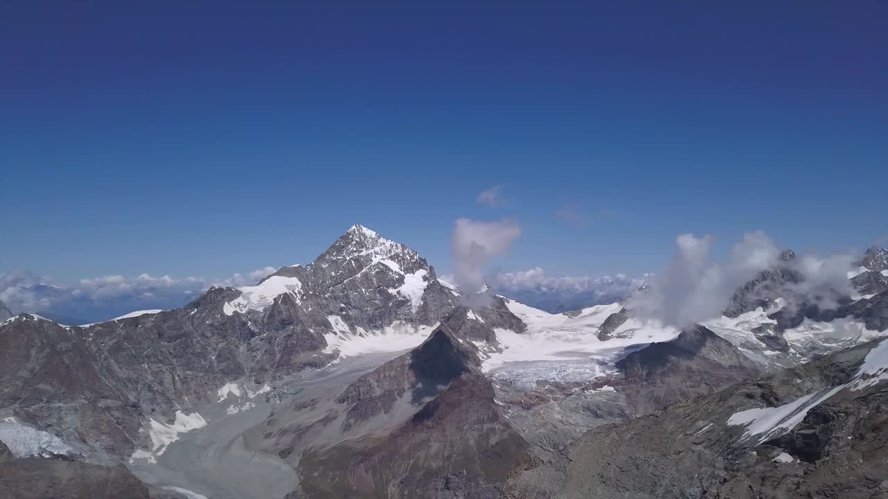 amplia vista del famoso matterhorn en los alpes a ambos lados de la frontera de suiza e italia