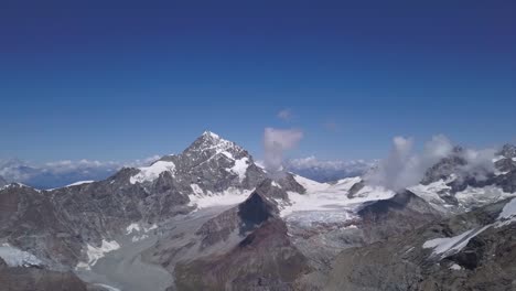 Weiter-Blick-Auf-Das-Berühmte-Matterhorn-In-Den-Alpen-An-Der-Grenze-Zwischen-Der-Schweiz-Und-Italien
