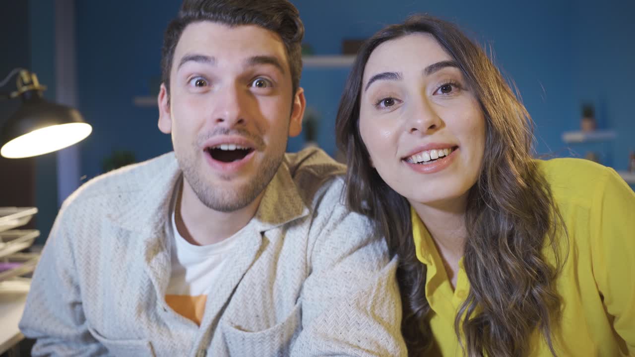 카메라를 쳐다보는 결혼한 부부의 초상화 놀랍고 흥분합니다.