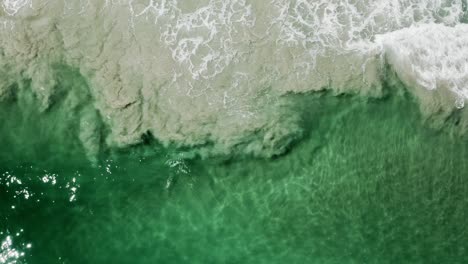 vista de arriba del agua cristalina y las olas blancas lavadas