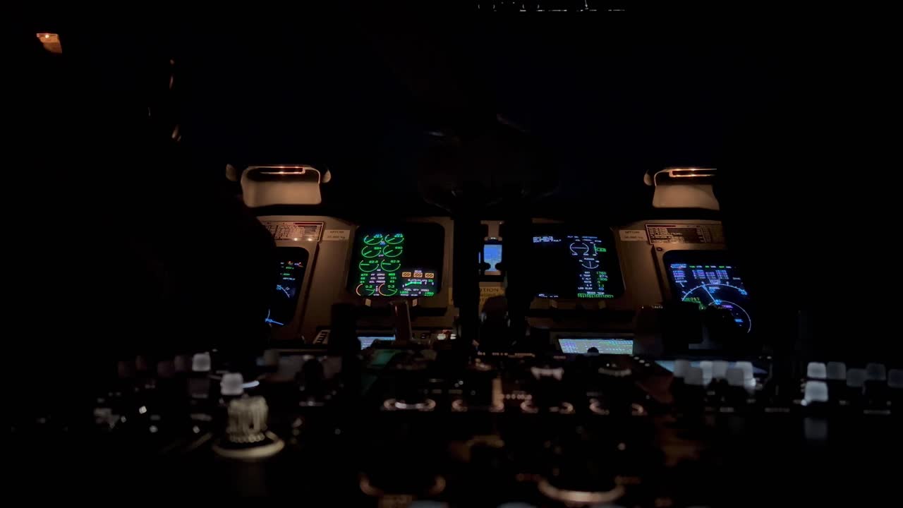 vista cercana única de una cabina de jet durante un vuelo nocturno de aceleradores de motor e instrumentos de vuelo