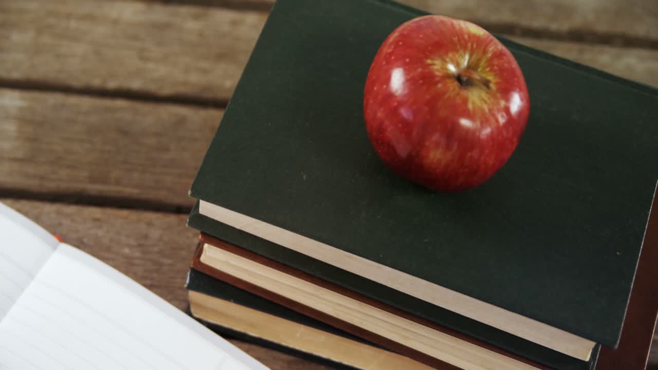 manzana en la pila de libros 4k