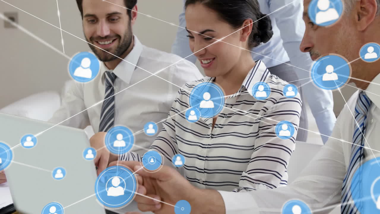 animación de la red de conexiones con iconos sobre colegas caucásicos usando portátil en la oficina