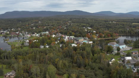 toma de drones del centro de rangeley maine con el lanzamiento del bote rangeley y el estanque haley en el fondo