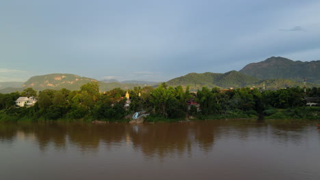 Los-últimos-Rayos-De-Sol-Golpean-Las-Orillas-Del-Mekong-Y-Las-Montañas-Más-Allá-En-Luang-Prabang