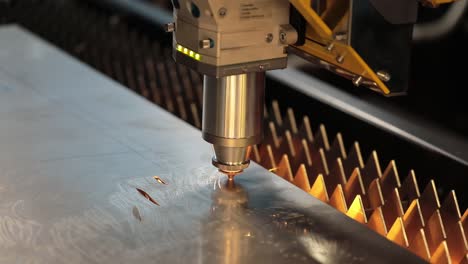 Corte-Por-Láser-Cnc-De-Metal,-Tecnología-Industrial-Moderna.