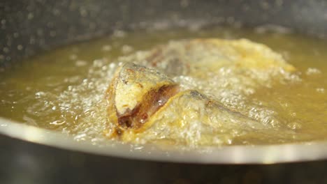 pescado frito en olla con aceite