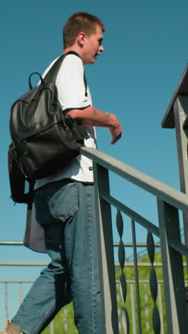 pareja subiendo la escalera al aire libre con ropa casual, hombre participando en una conversación alegre con un amigo, día soleado y brillante con diseño de barandilla moderno