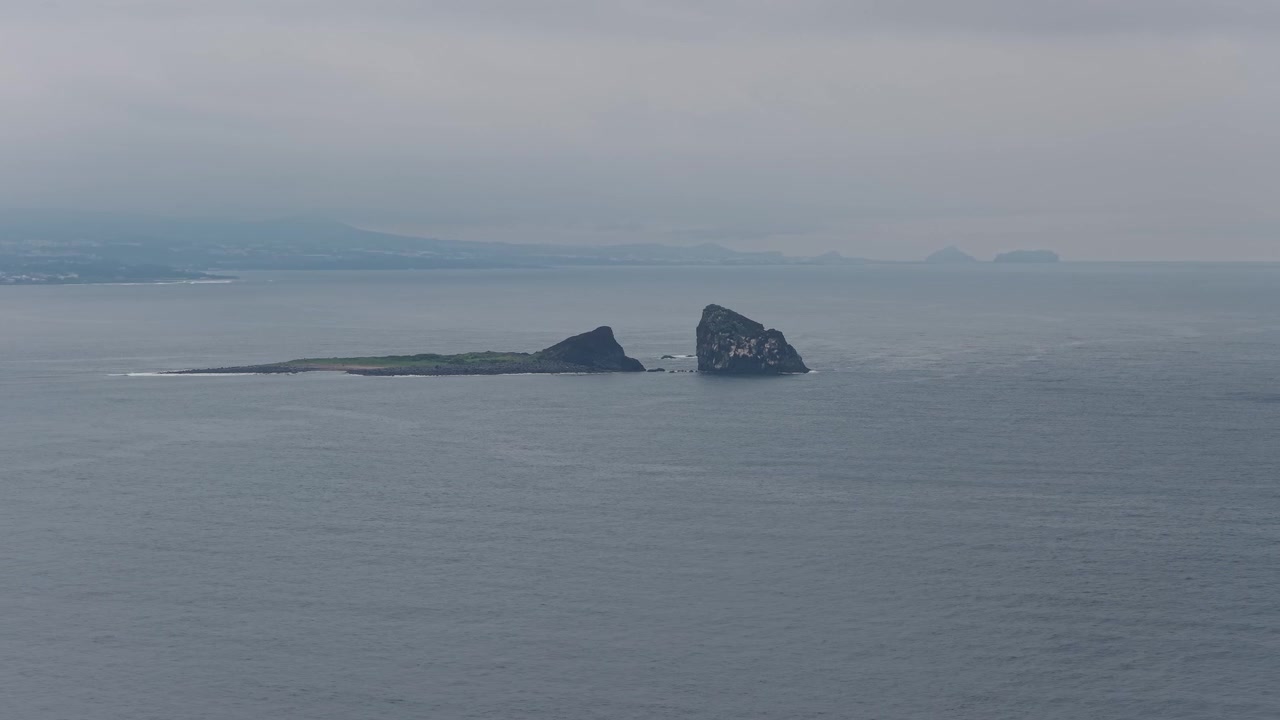 Hyeongjeseom (Isole Fratello) - Coppia di piccole isole rocciose disabitate al largo della costa vicino al Monte Songaksan a Seogwipo, Isola di Jeju. Inquadratura ampia