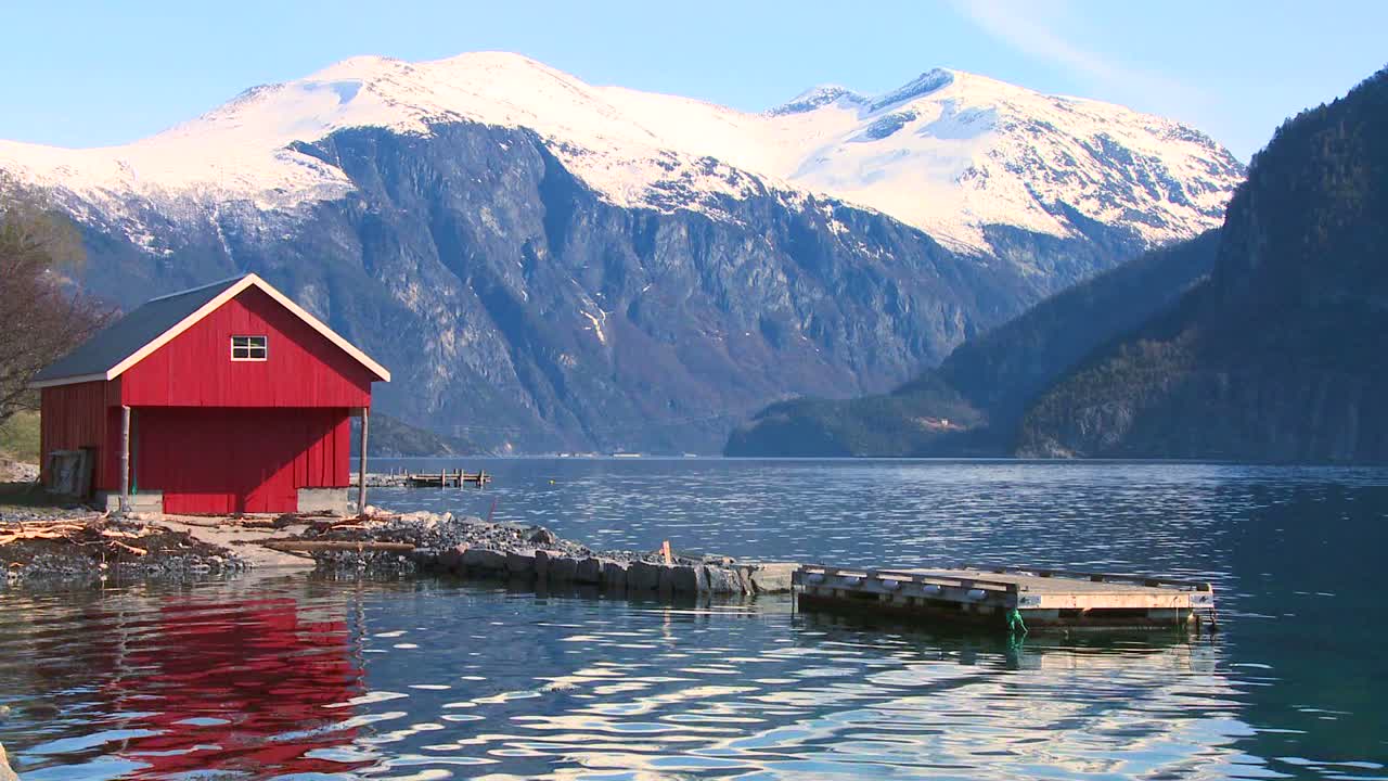 hermoso plano general de los fiordos de noruega con cobertizo rojo