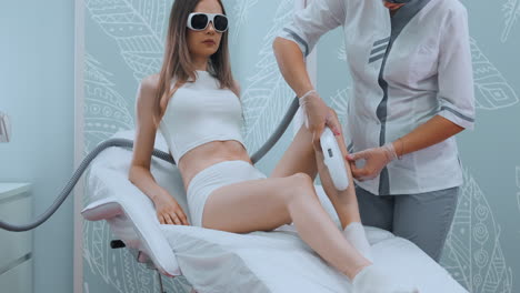 disparo medio de las piernas del paciente durante el procedimiento de depilación con láser. concepto de depilación indeseada y depilación con laser.