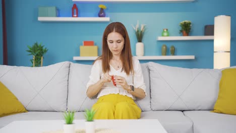 mujer joven comiendo chocolate. feliz y agradable.