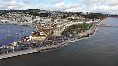 Antena-Sobre-Aparcamiento-De-Teignmouth-Con-La-Ciudad-De-Teignmouth-En-Segundo-Plano.