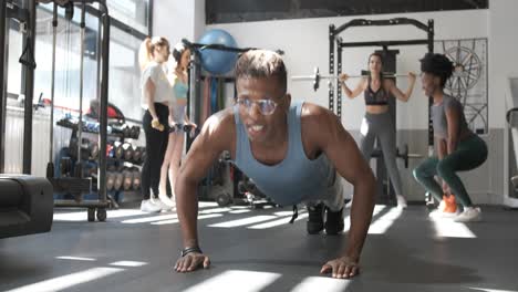 entrenamiento en grupo en un gimnasio