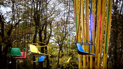 un carrusel vacío y obsoleto en el parque de otoño