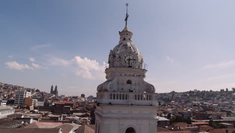 Torre-del-reloj-de-la-Iglesia-de-Santo-Domingo-Quito-Ecuador,-en-el-fondo-el-norte-de-la-ciudad