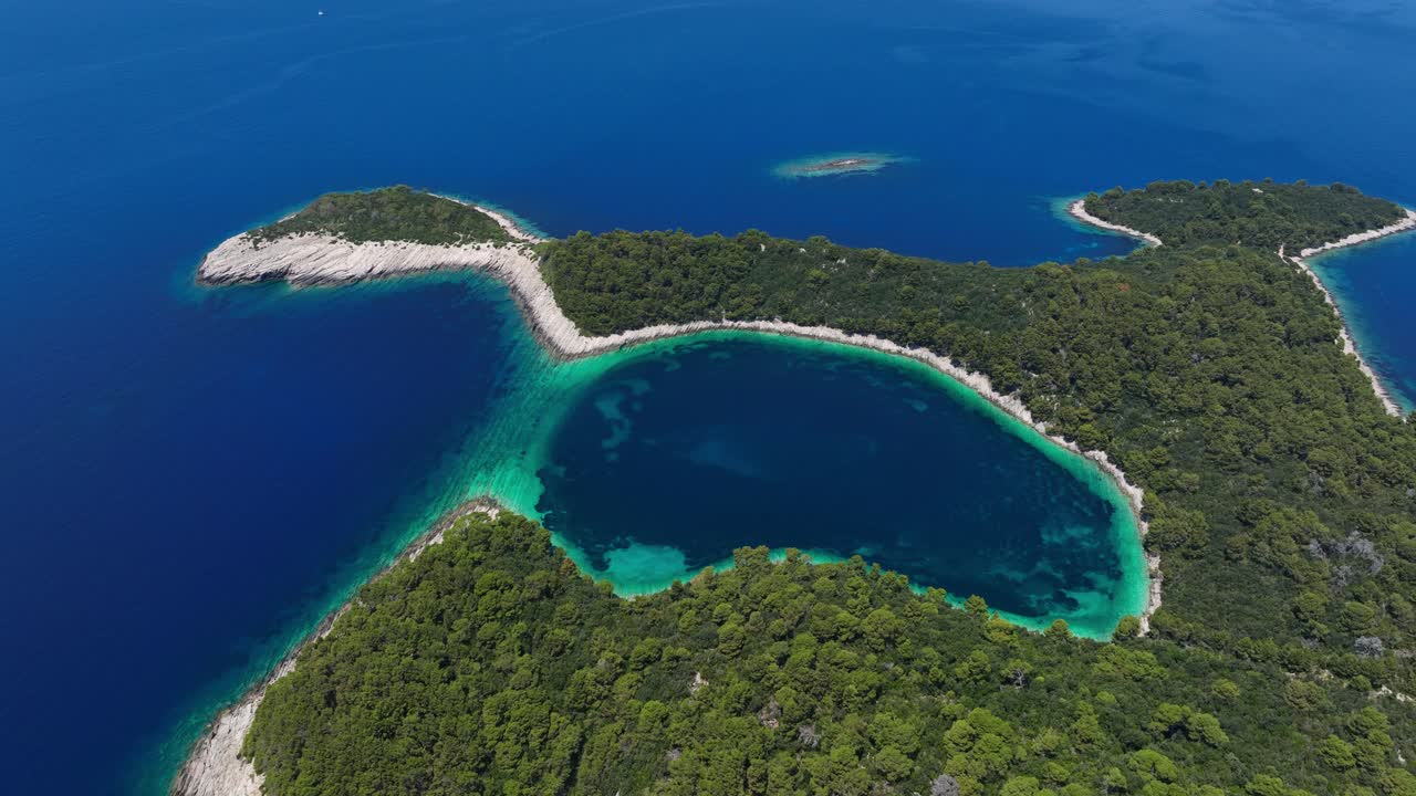 Modrá laguna a skryté mořské zátoky v Národním parku Mljet – letecký pohled.