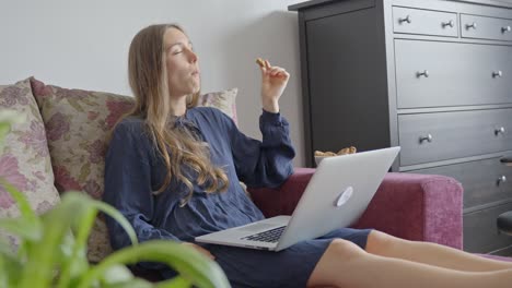 Attraktive-Frau-Macht-Pause-Von-Der-Arbeit-Und-Isst-Kekse-Im-Heimbüro