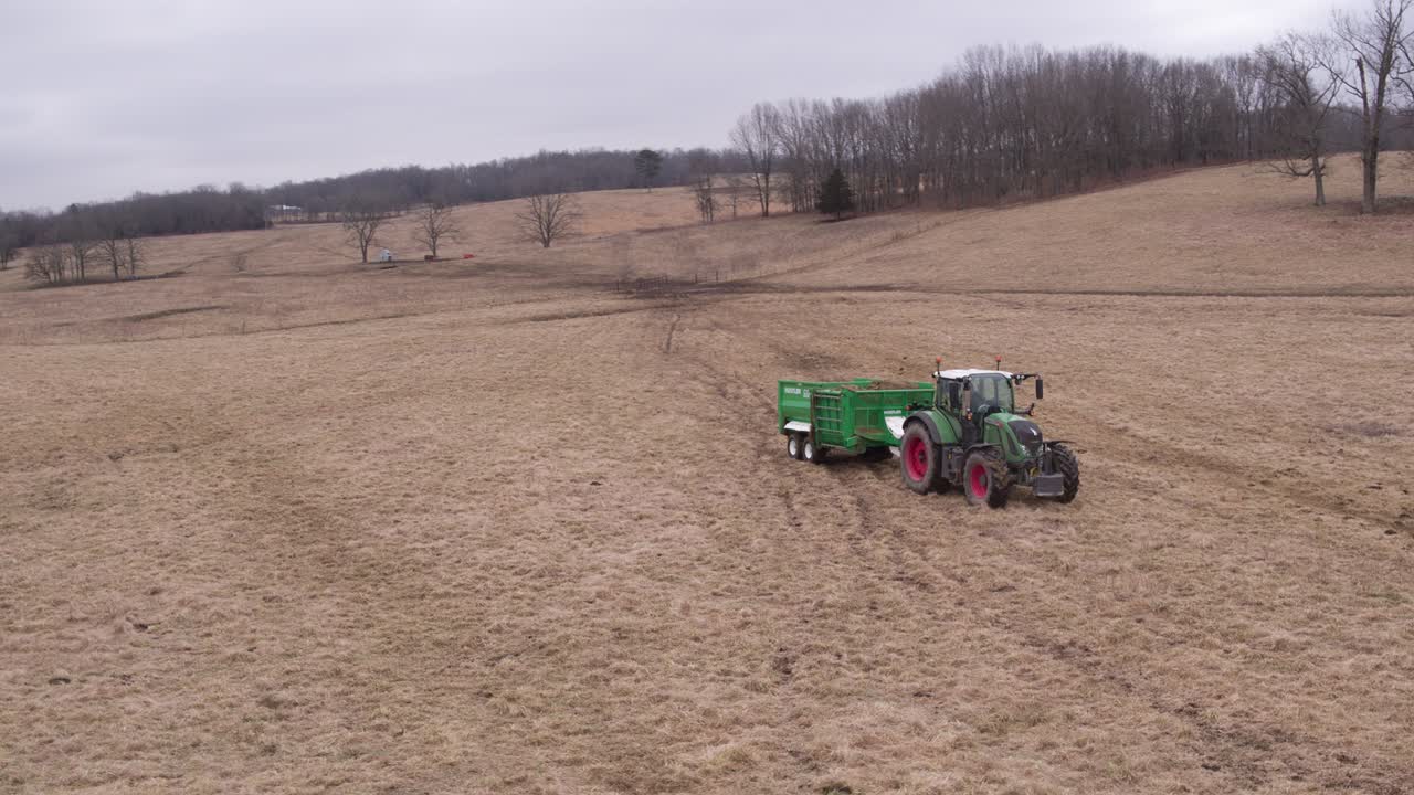 트랙터가 언덕을 올라가는 동안 트레일러를 끌고 날아다니고 있습니다.