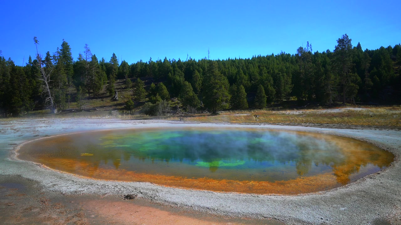 Opal Morning Glory Pool Grand Prismatic Spring Mid Geyser Basin Biscuit Basin Wyoming USA Yellowstone National Park fargerike varme kilder dampende termisk naturlandskap blå himmel skyer solfylt statisk
