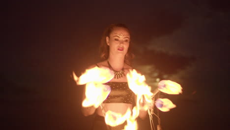 Frau-Entzündet-Zweiten-Feuerfächer-Vor-Wolkenbedecktem-Mond,-Halbzeitlupe