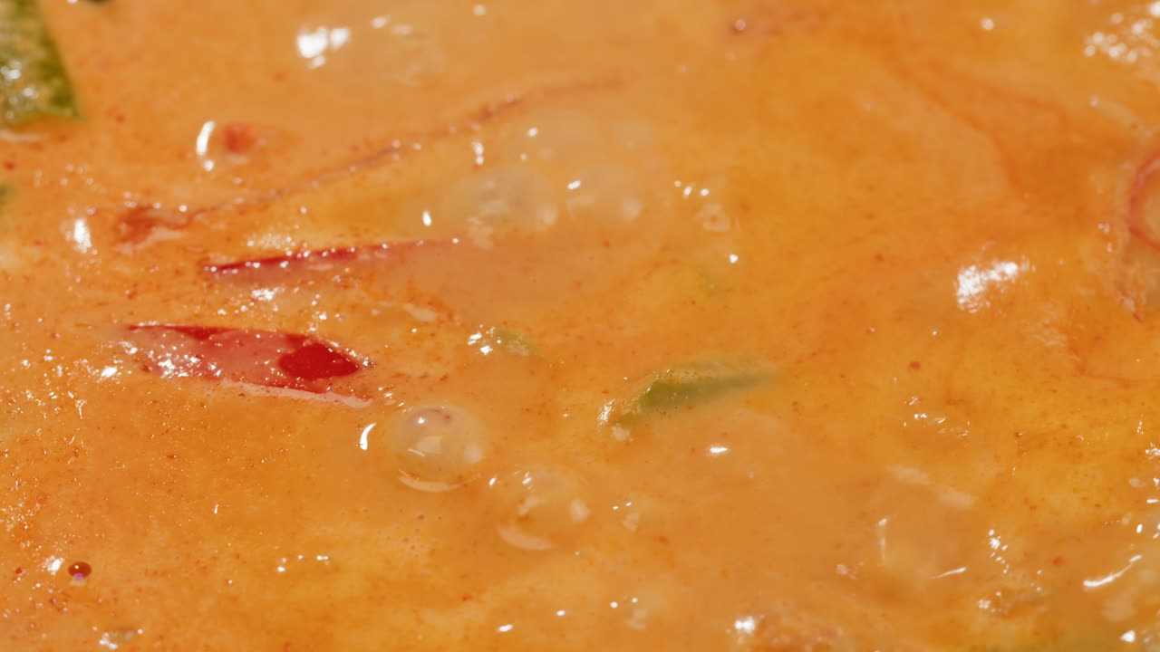 Curry rosso di gamberi al tamarindo, gamberi in salsa di pomodoro e zenzero, cucina asiatica, ristorante cinese.