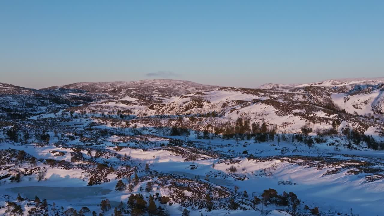 paisaje de invierno en el campo de bessaker en noruega - toma de avión no tripulado