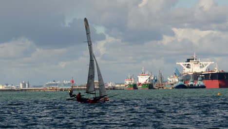 Matrose-Beim-Trapezspringen-Von-Einem-Isometrischen-Segeljolle-Am-Calshot-Spit,-Solent,-Southampton