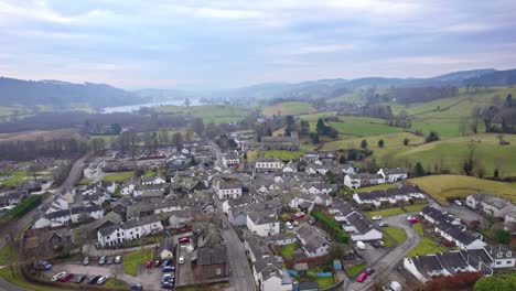 Drohne,-Luftaufnahmen-Des-Historischen-Dorfes-Hawkshead,-Einer-Antiken-Stadt-Im-Lake-District,-Cumbria