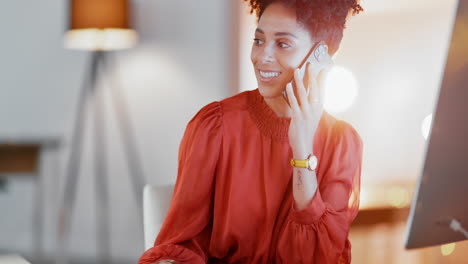 empleado, llamada telefónica y mujer negra con sonrisa