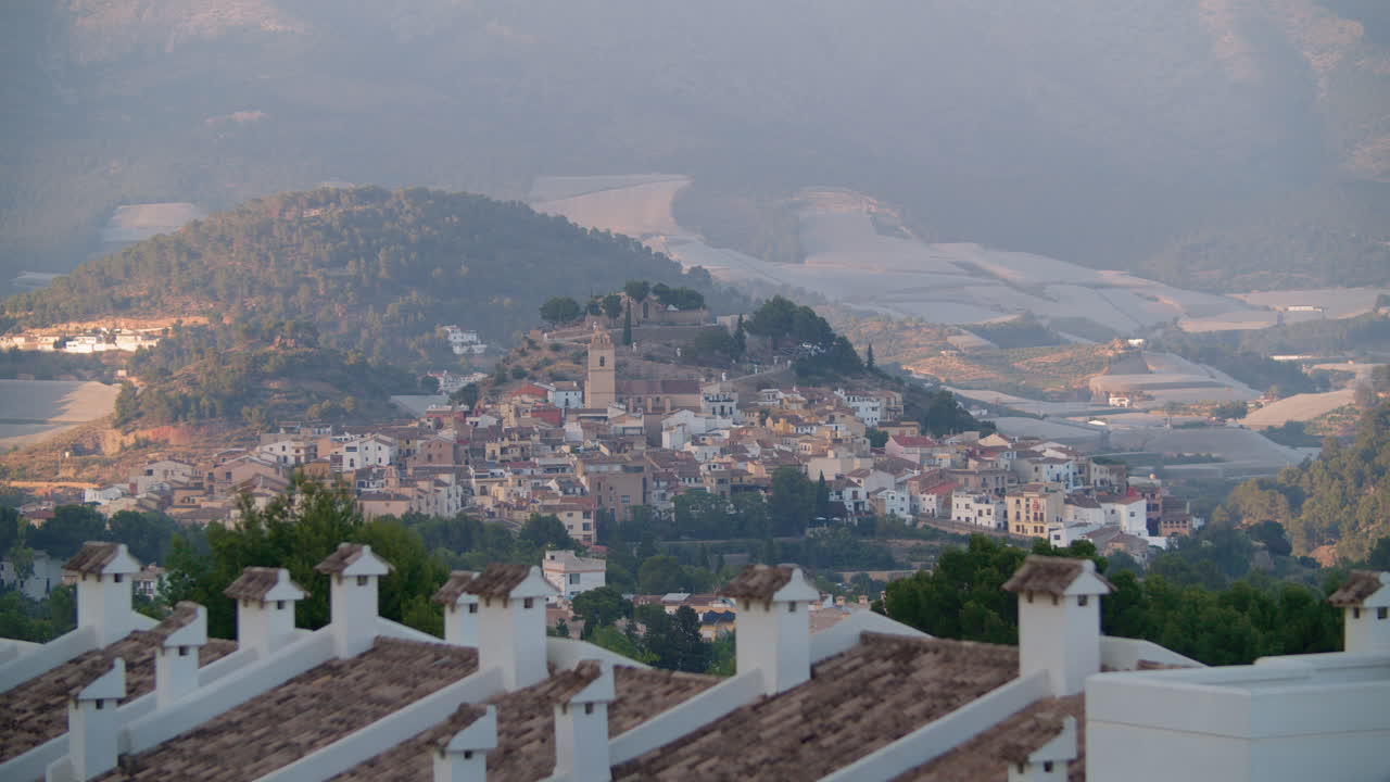 스페인 주변의 온실과 산악 풍경과 함께 폴로프 풍경