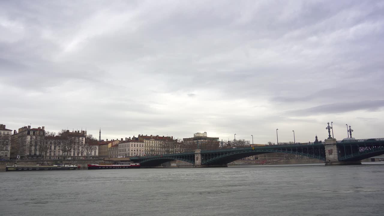 강 장면: 리옹의 로네 강변을 따라 정박한 선박, 오래된 철 다리와 고전 건축물