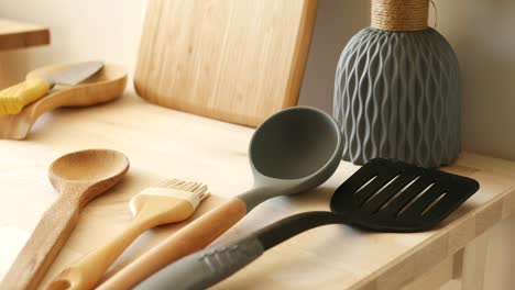utensilios de cocina y accesorios en un mostrador de madera