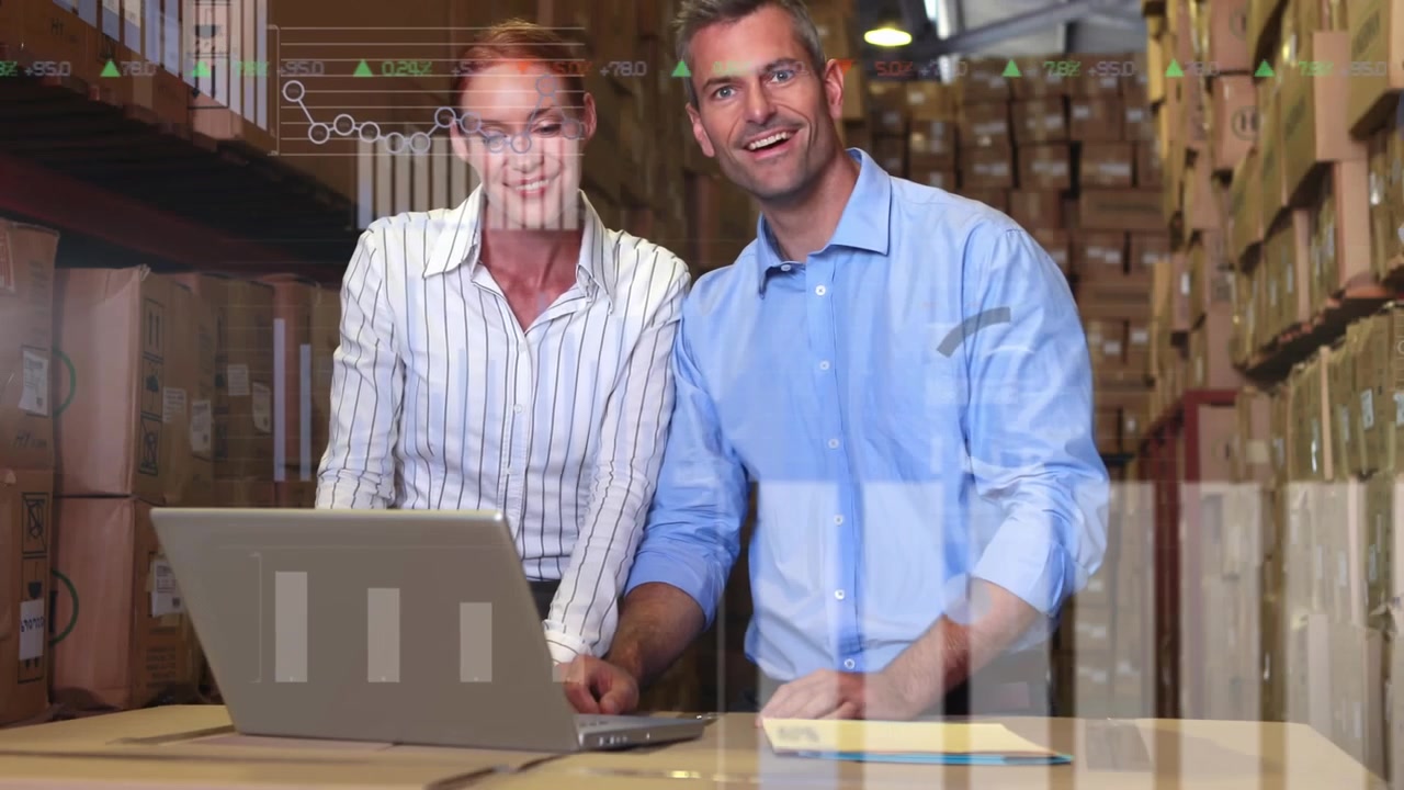 Animatie van gegevensverwerking over diverse zakenmensen met mondkapjes die laptops gebruiken