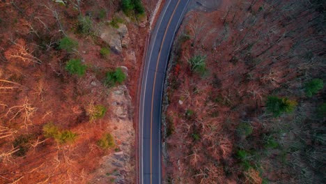 Imágenes-De-Video-De-Drones-Aéreos-De-Arriba-Hacia-Abajo-De-Una-Hermosa-Carretera-De-Montaña-Durante-El-Otoño-En-Las-Montañas-Apalaches,-Con-Luz-Dorada-Al-Atardecer