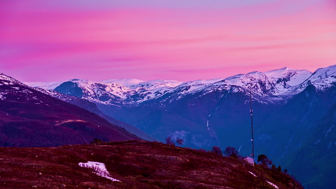 tiro de lapso de tiempo del cielo de color púrpura sobre montañas nevadas durante la hora azul, 4k - espectacular vista panorámica de la cordillera después de la caminata