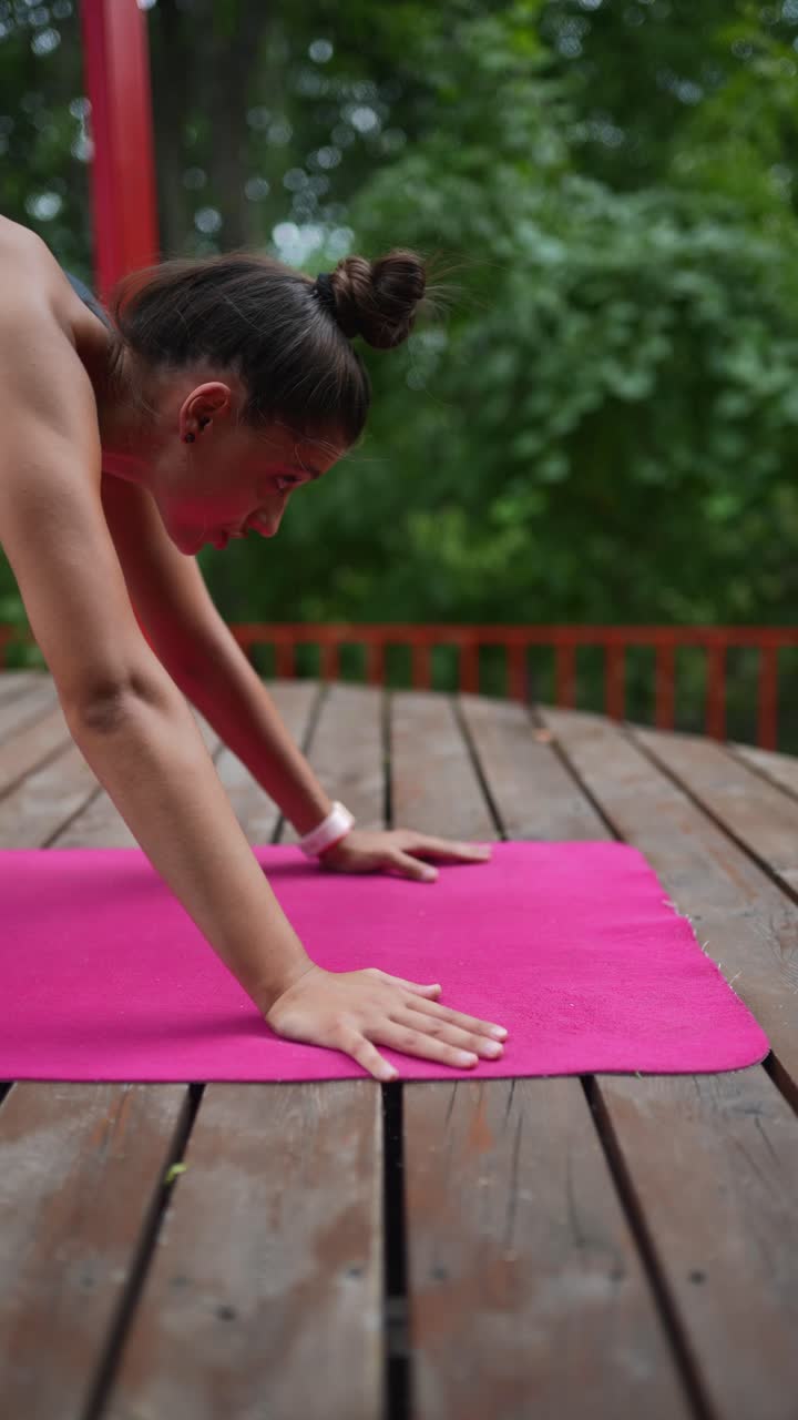 mujer haciendo ejercicio de tabla al aire libre